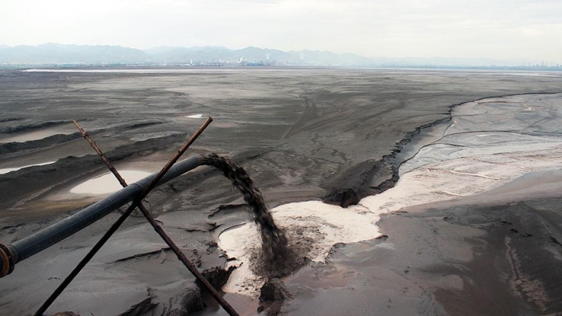 Lago acumula lixo que nossa necessidade por gadgets produz