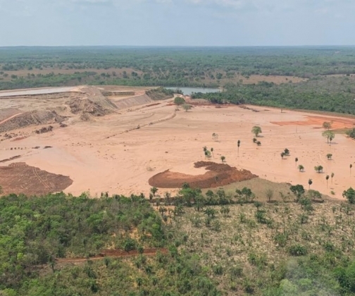 Barragem de mineradora se rompe e isola comunidade em Mato Grosso