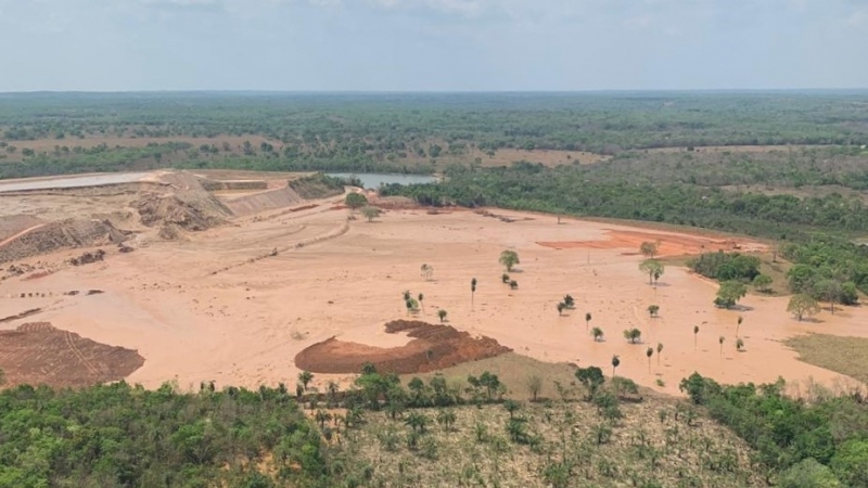 Barragem de mineradora se rompe e isola comunidade em Mato Grosso